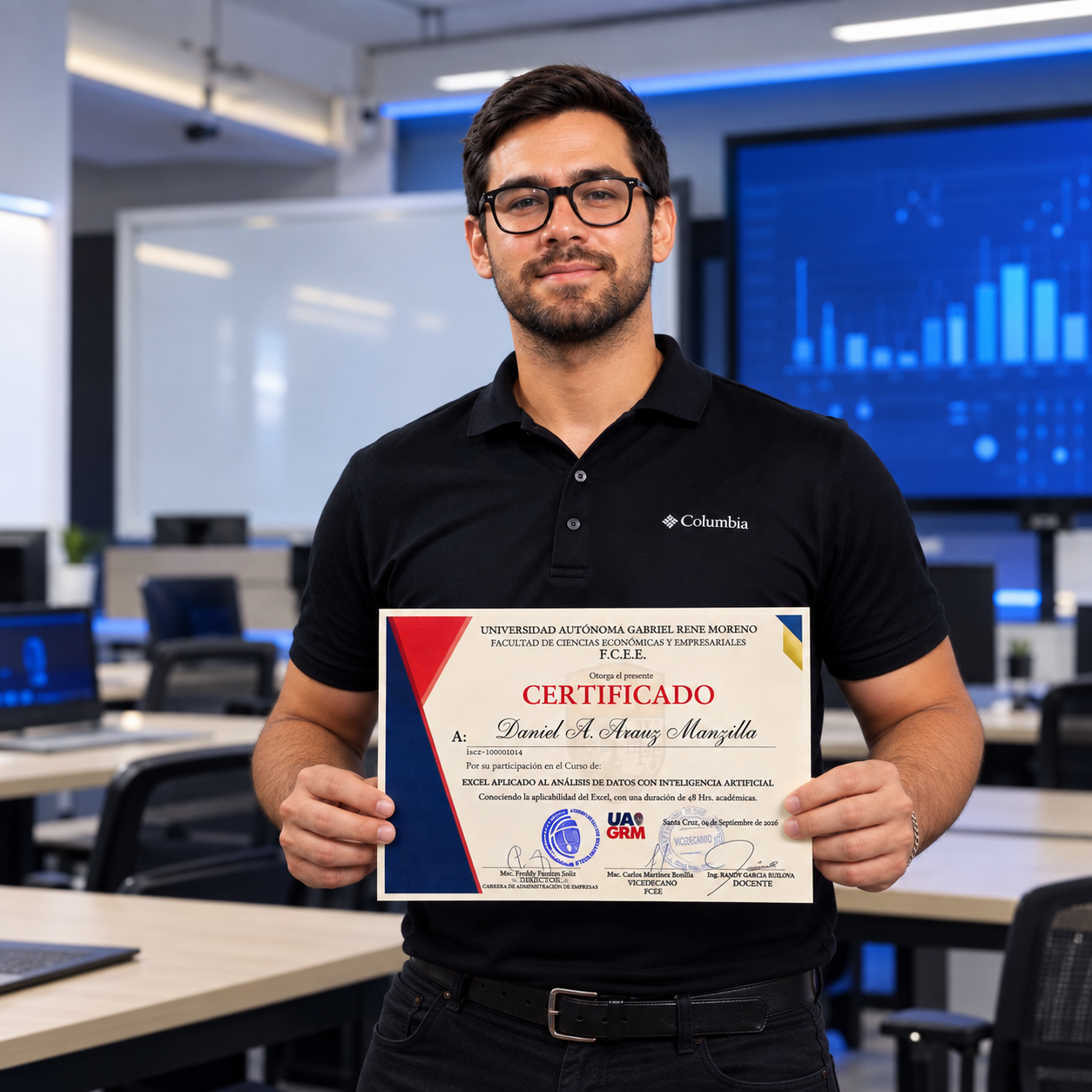 Alumno de INTEC sosteniendo su certificado UAGRM de Excel aplicado al análisis de datos con inteligencia artificial
